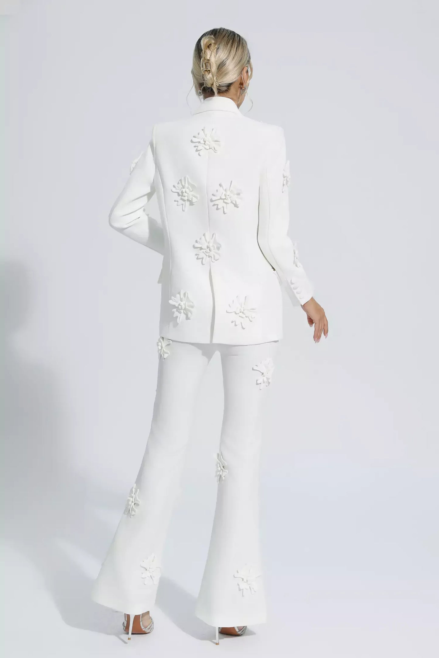 Ari Beyaz Jakarlı Çiçek Blazer Takımı