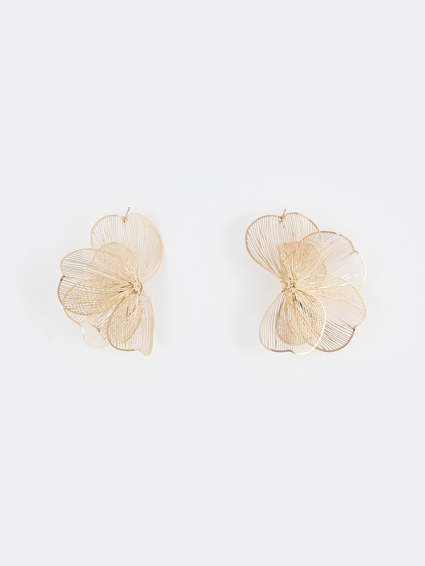 Zarif Altın Tonlarında Çiçekli Küpeler