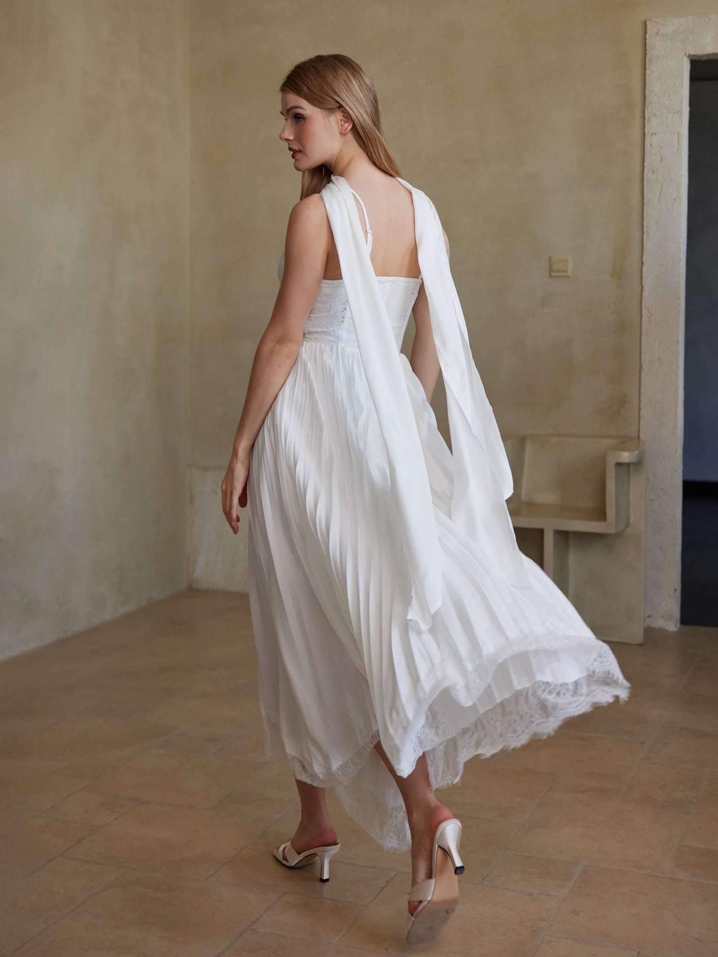 Zarif Dantel Kenarlı Saten Elbise