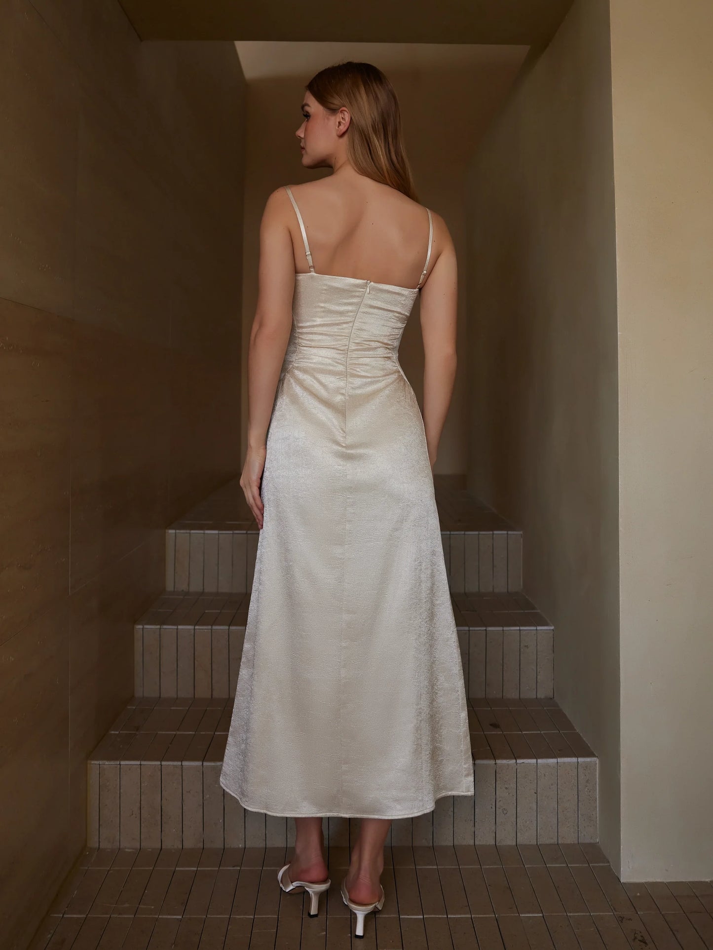 Özel Günler İçin Zarif Saten Elbise