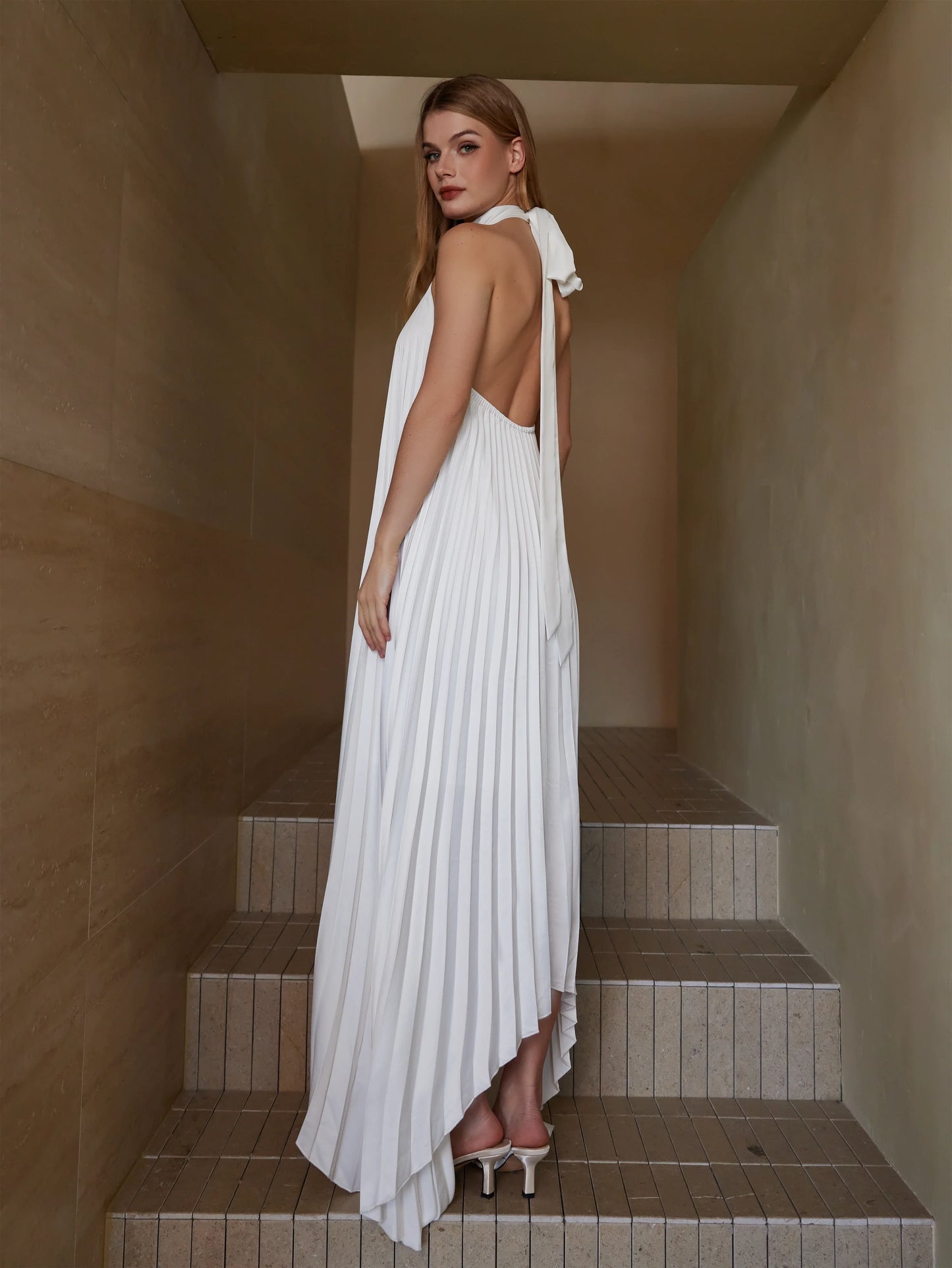 Şık Pileli Boyundan Bağlamalı Elbise