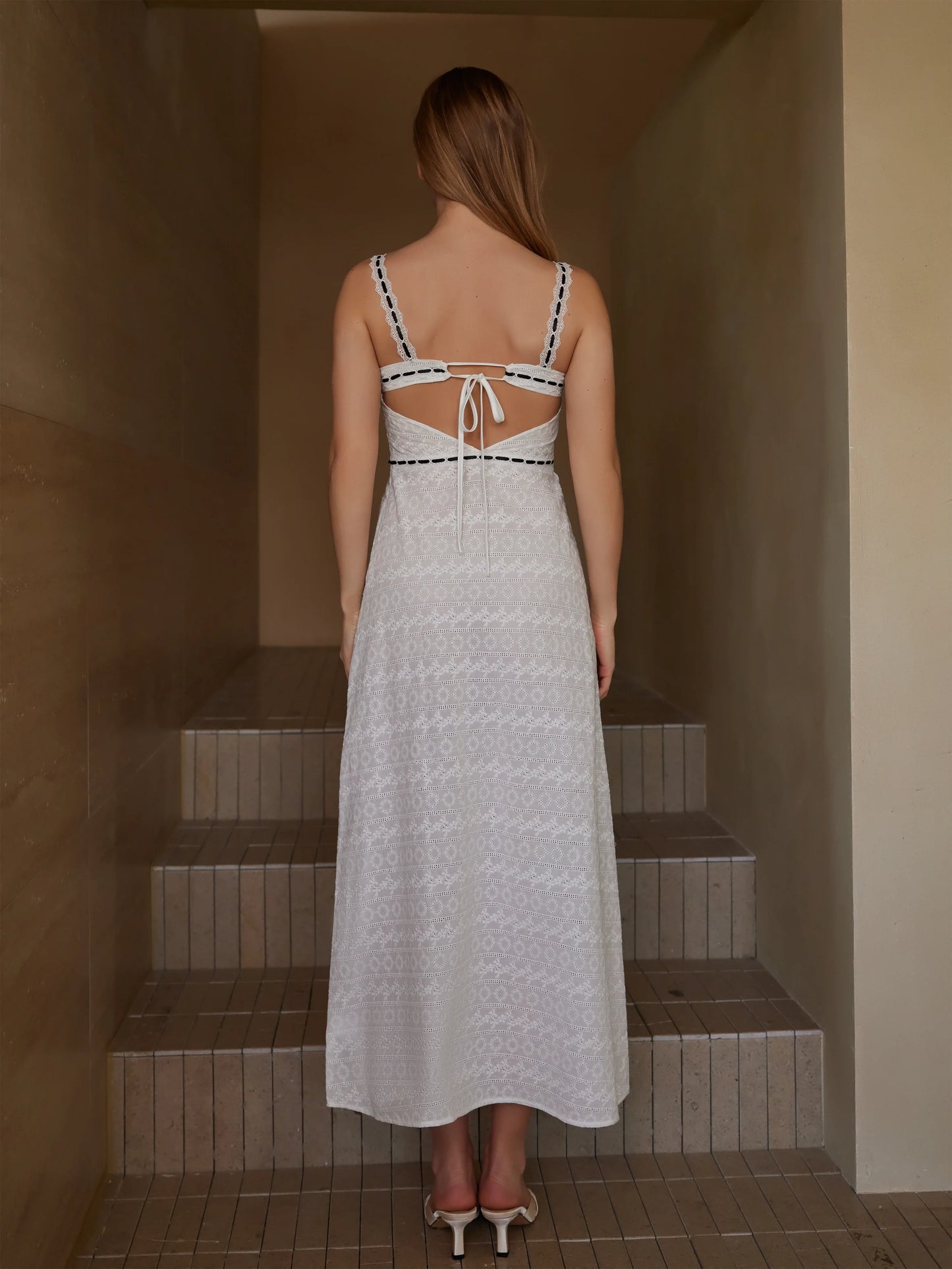 Fiyonklu Büyüleyici Dantel Kenarlı Elbise