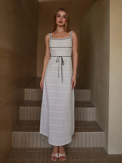 Fiyonklu Büyüleyici Dantel Kenarlı Elbise