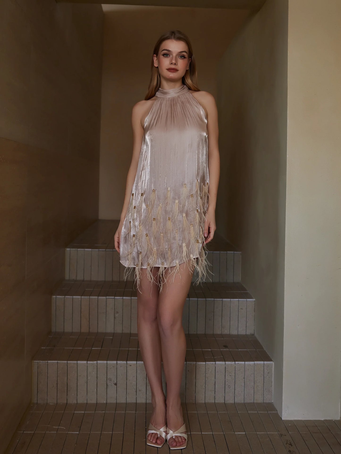 Tüy İşlemeli Halter Yaka Elbise