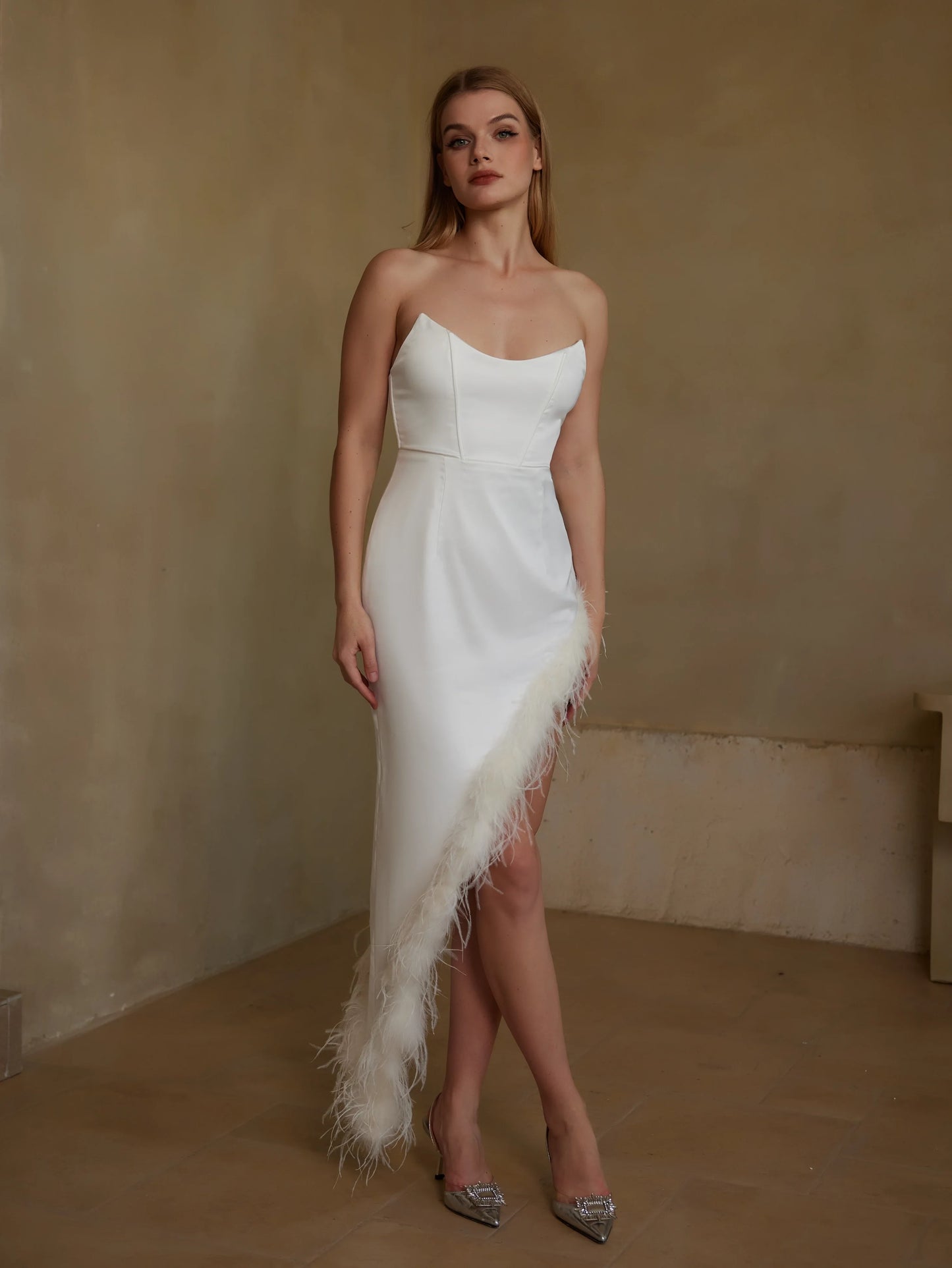 Zarif Tüy Kenarlı Straplez Elbise