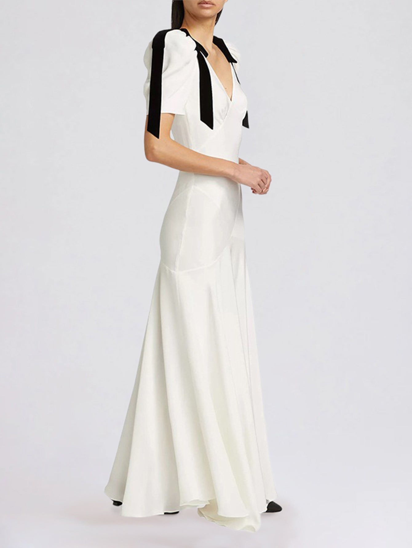 Kurdeleli Fiyonklu Şık Düz V Yaka Uzun Elbise