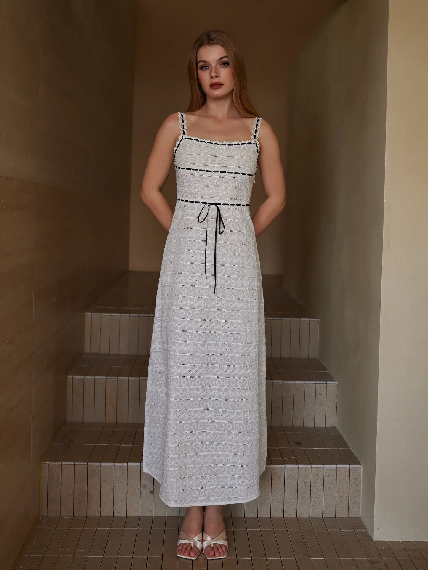 Fiyonklu Büyüleyici Dantel Kenarlı Elbise