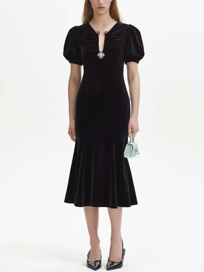 Püsküllü Kollu İşlemeli Kadife Midi Elbise