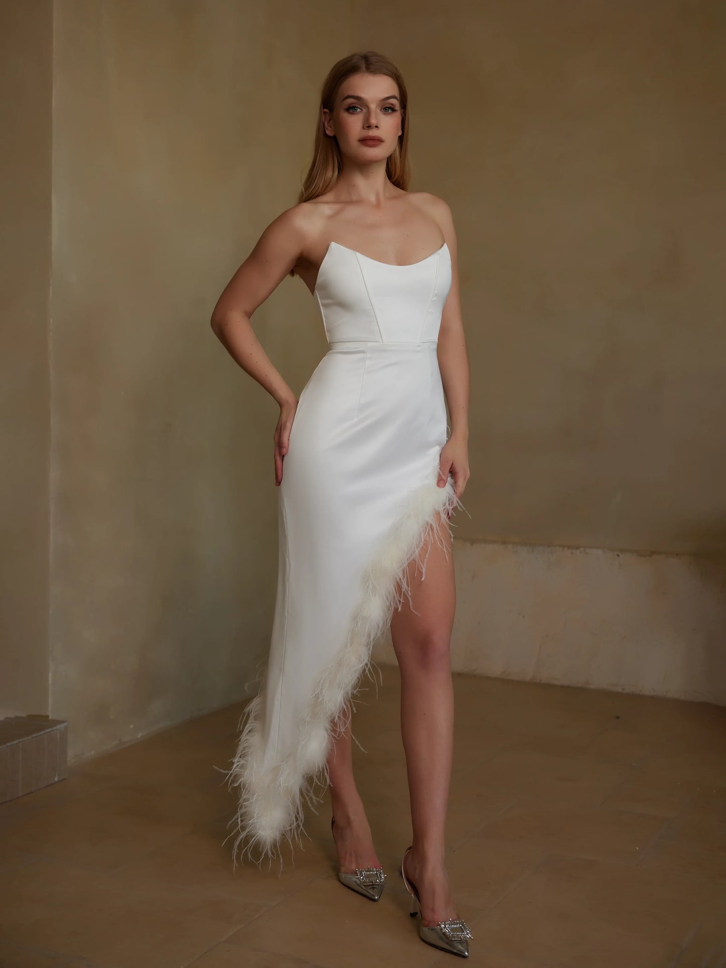 Zarif Tüy Kenarlı Straplez Elbise