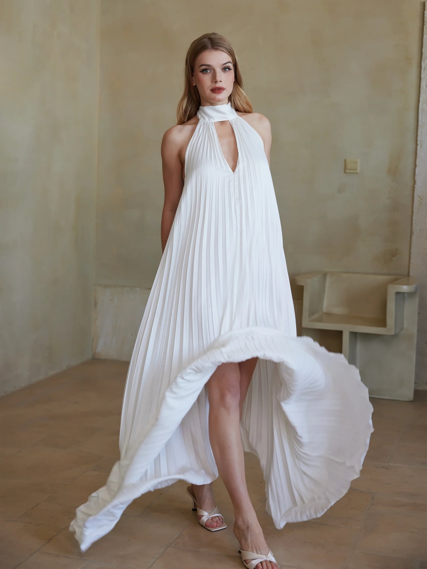 Şık Pileli Boyundan Bağlamalı Elbise