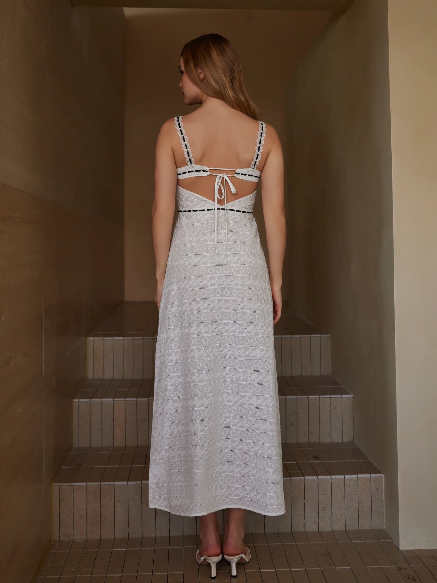 Fiyonklu Büyüleyici Dantel Kenarlı Elbise