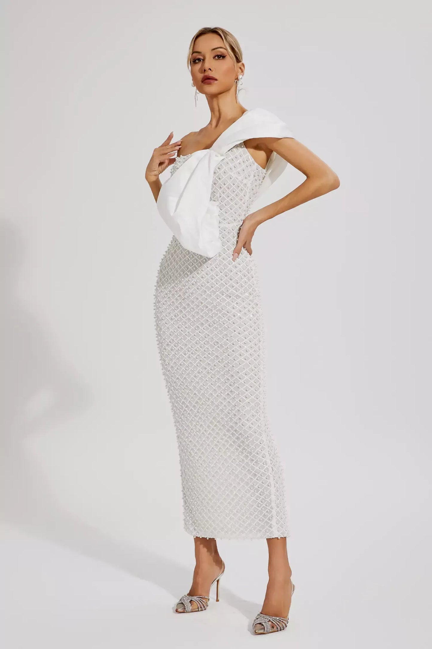 Beyaz İnci Süslü Fiyonklu Uzun Elbise