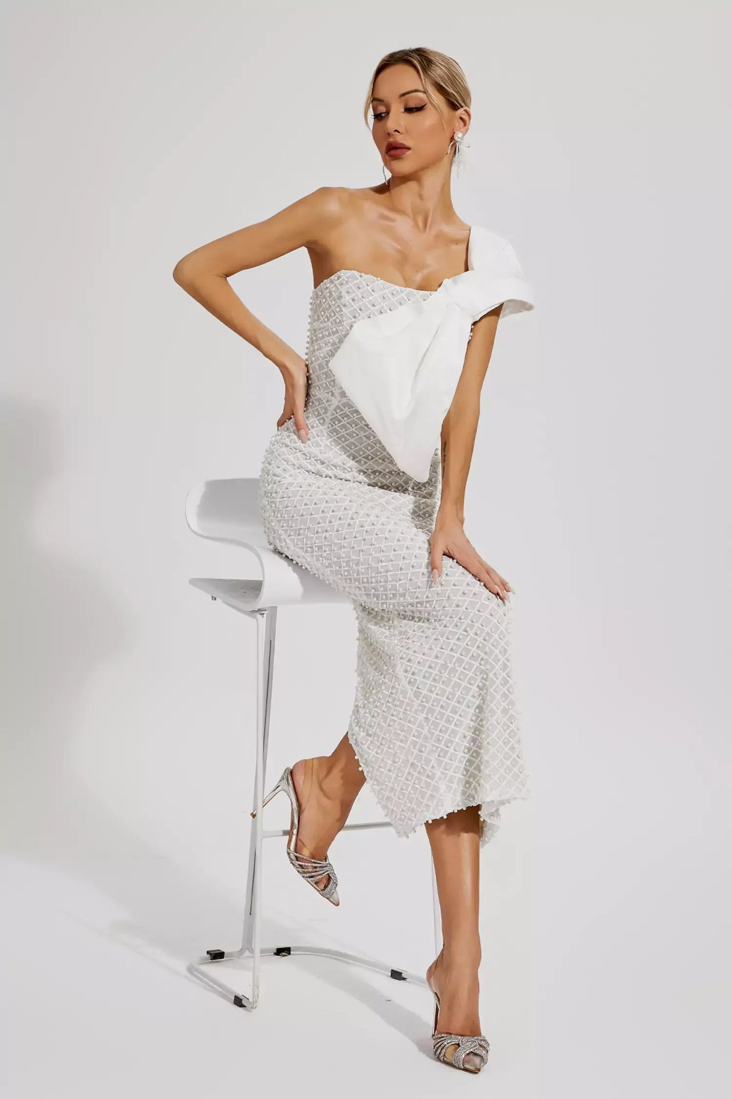 Beyaz İnci Süslü Fiyonklu Uzun Elbise