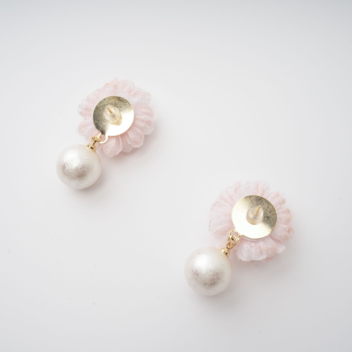 Capriana Çiçek Motifli Sarkıt Küpeler