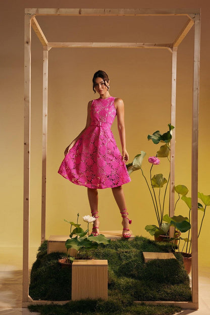 Enda Kolsuz Çiçekli İşlemeli Midi Elbise