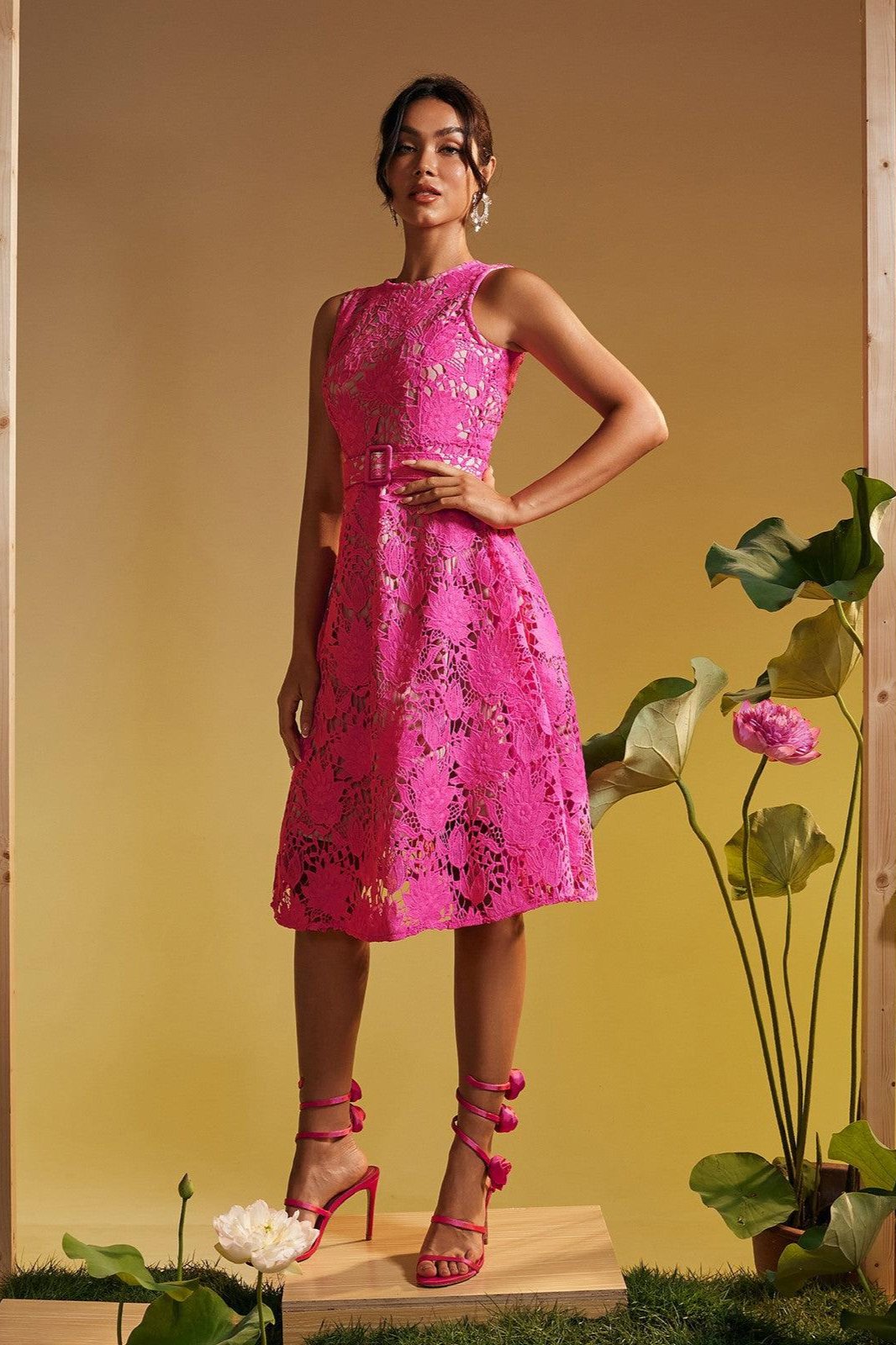 Enda Kolsuz Çiçekli İşlemeli Midi Elbise