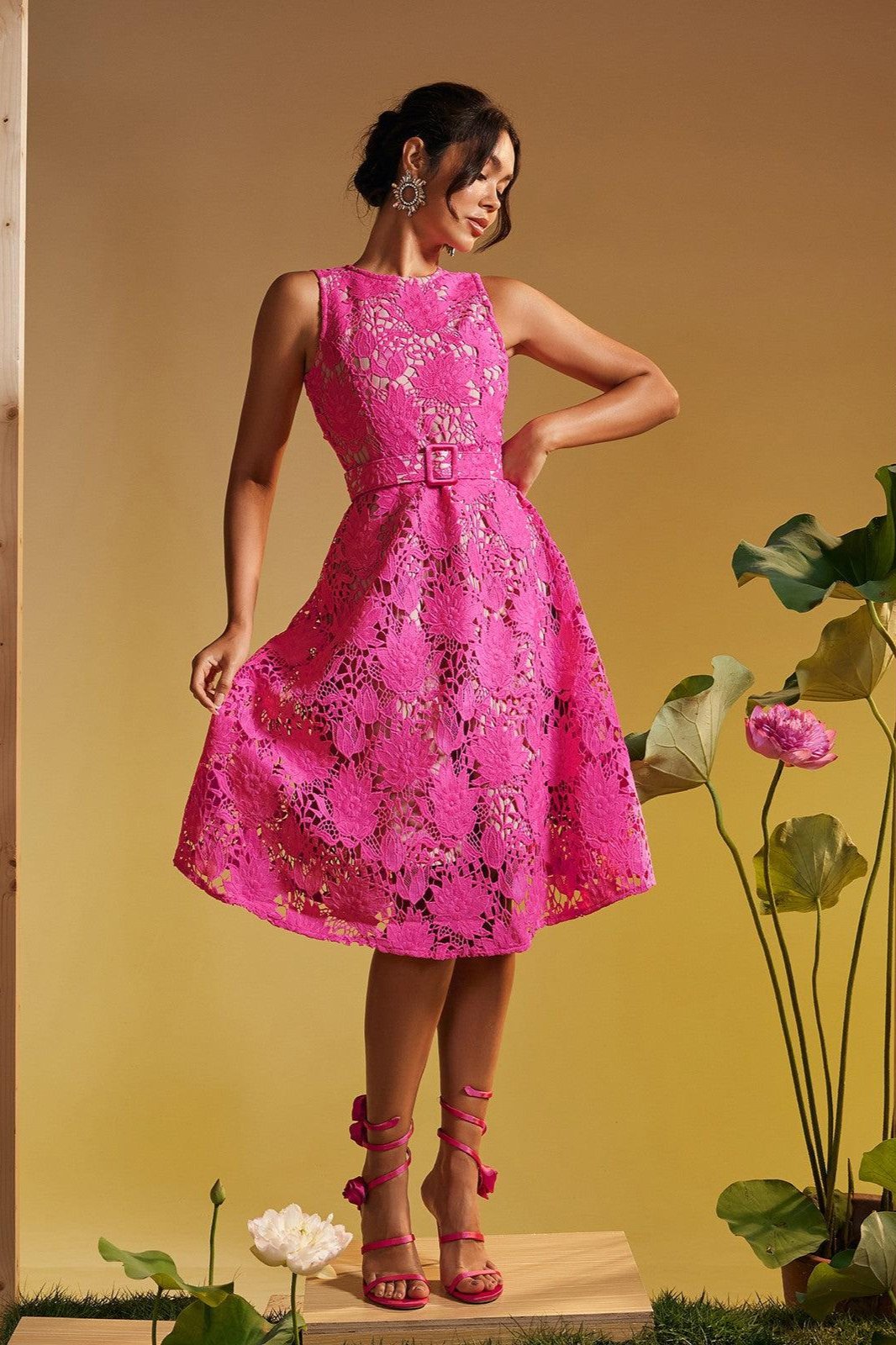 Enda Kolsuz Çiçekli İşlemeli Midi Elbise