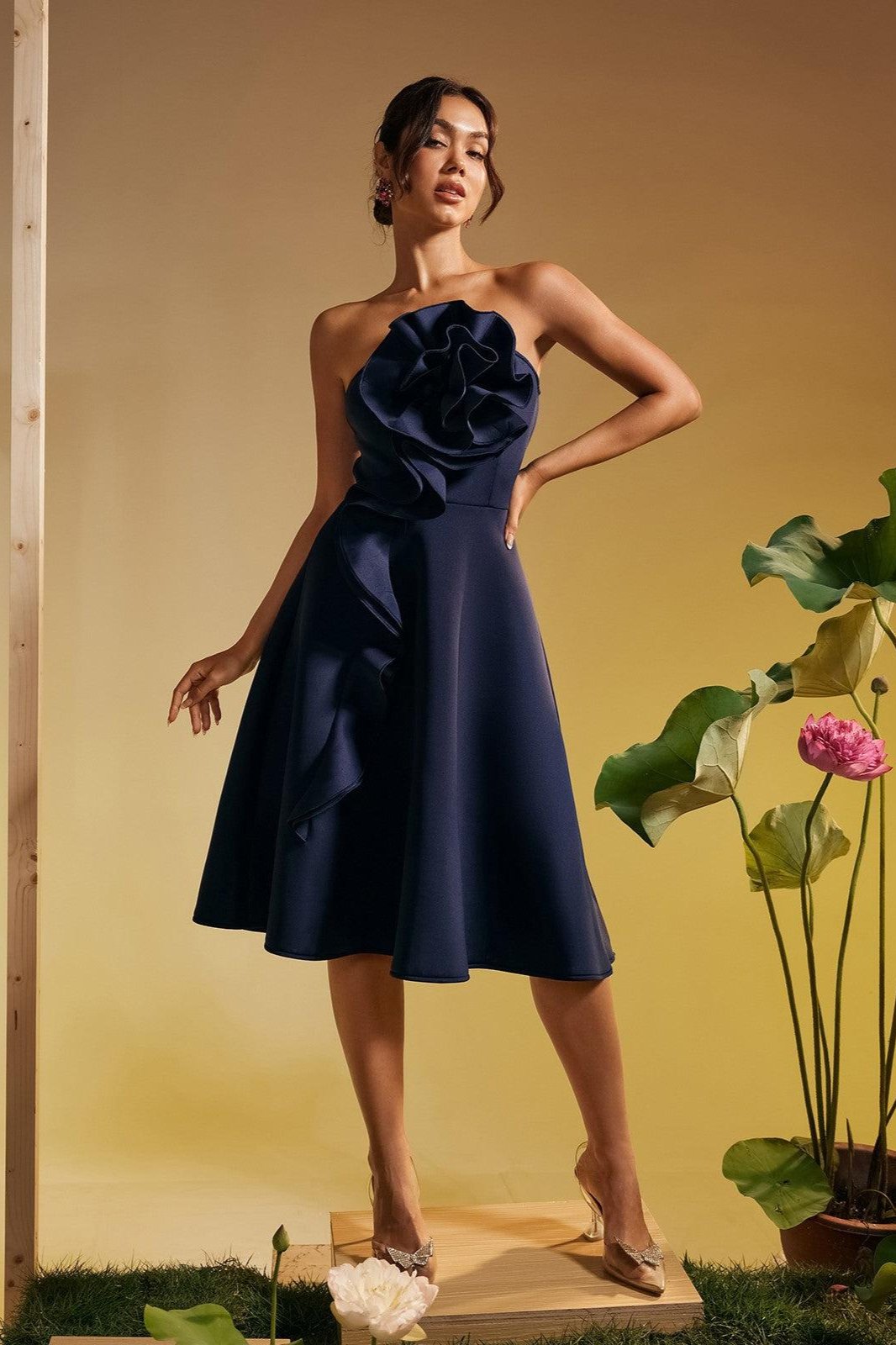 Polly Straplez Çiçek Kıvrımlı Midi Elbise