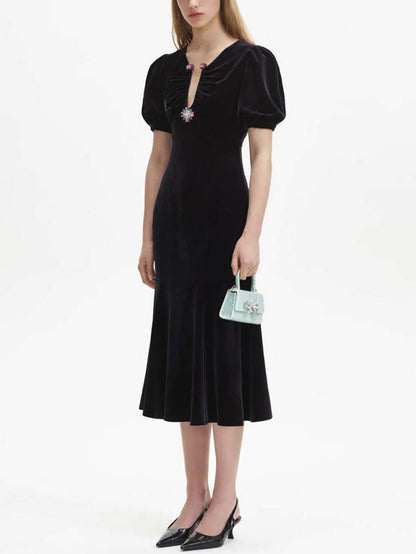 Püsküllü Kollu İşlemeli Kadife Midi Elbise