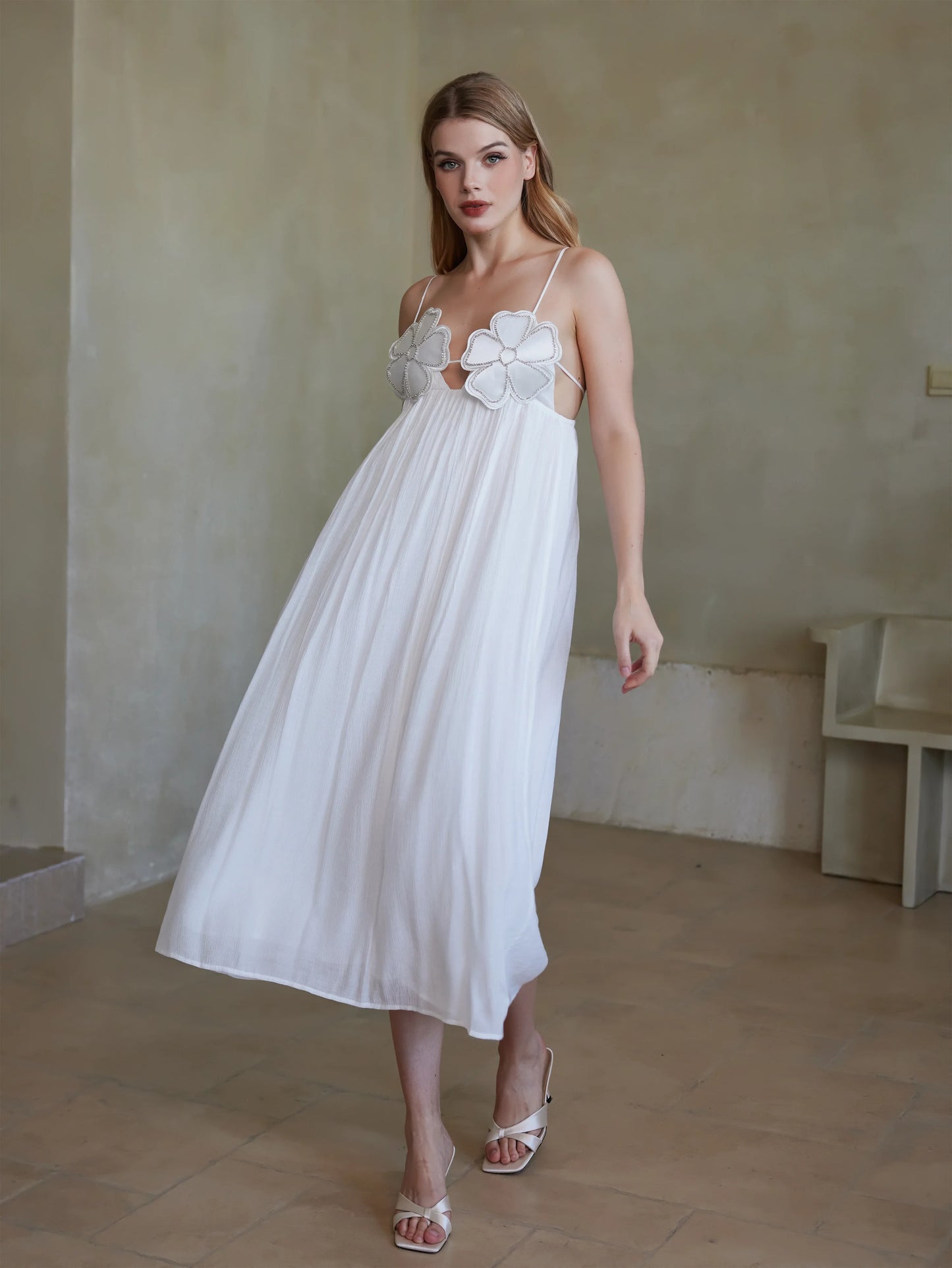 Şık Askılı Çiçek Aplikeli Uzun Elbise